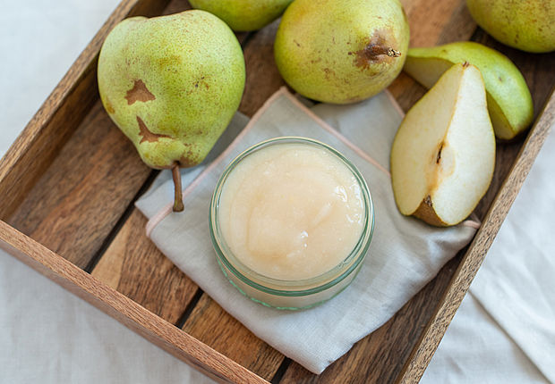 fertige Birnen-Marzipan-Marmelade im Glas