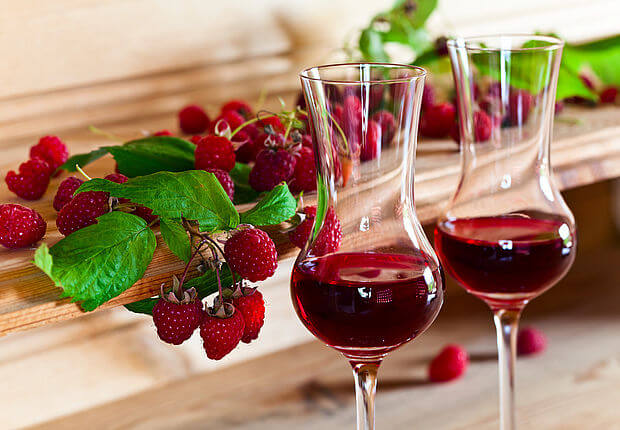 Himbeerlikör 2 Digestifgläser mit Himbeerlikör