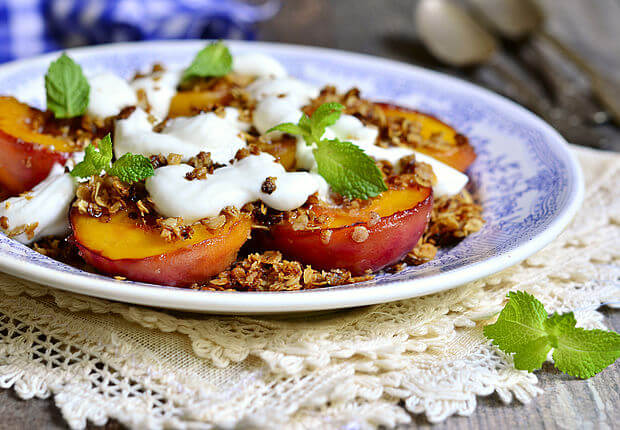 Nektarinen in Weißweinsirup